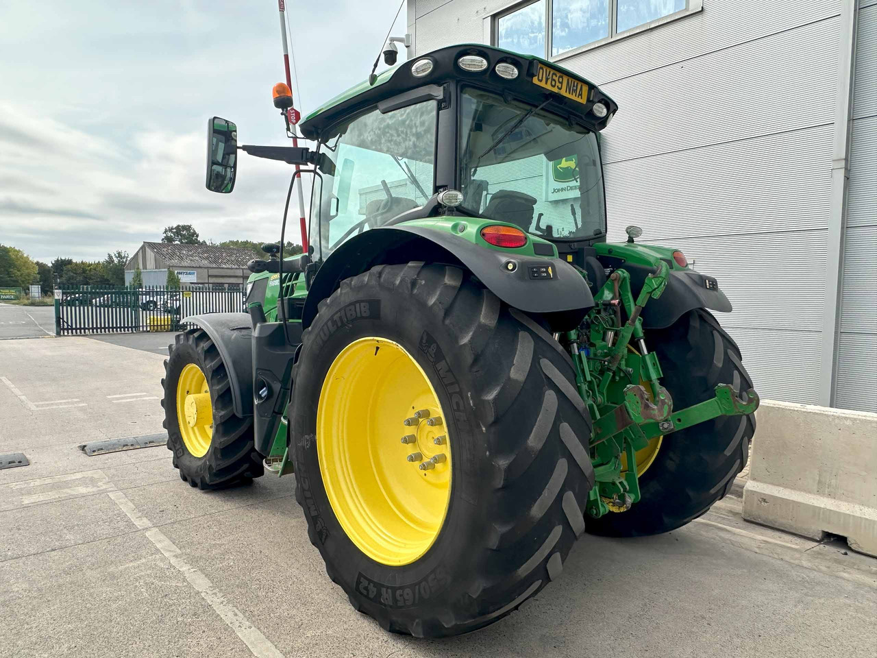 John Deere 6155R - Farm tractor: picture 3 John Deere 6155R - Farm tractor: picture 3