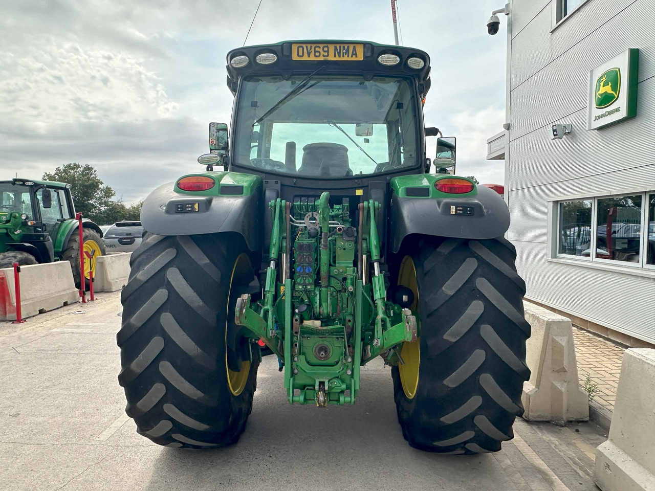 John Deere 6155R - Farm tractor: picture 4 John Deere 6155R - Farm tractor: picture 4