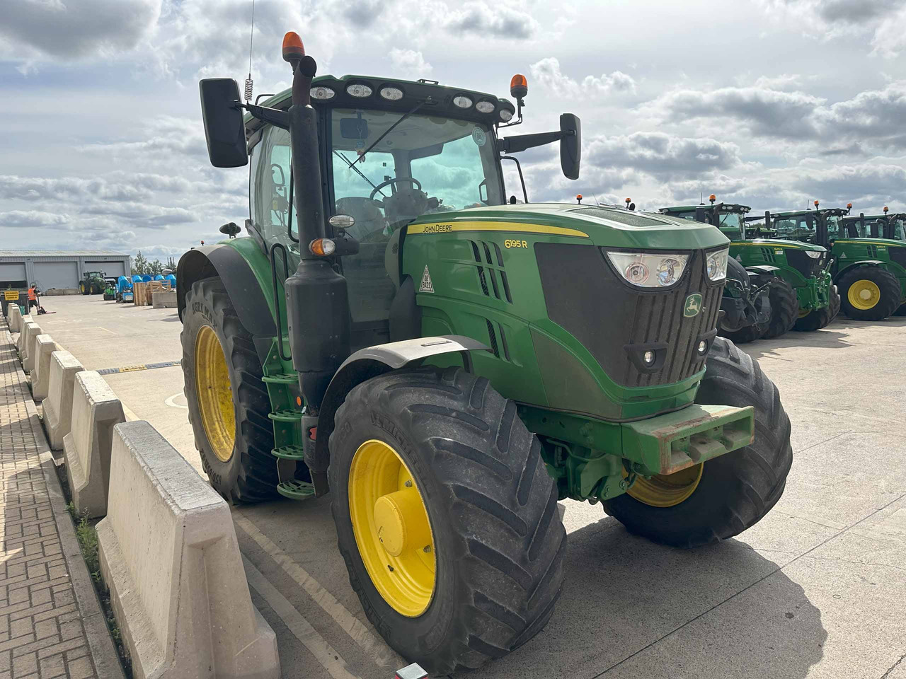 John Deere 6195R - Farm tractor: picture 2 John Deere 6195R - Farm tractor: picture 2