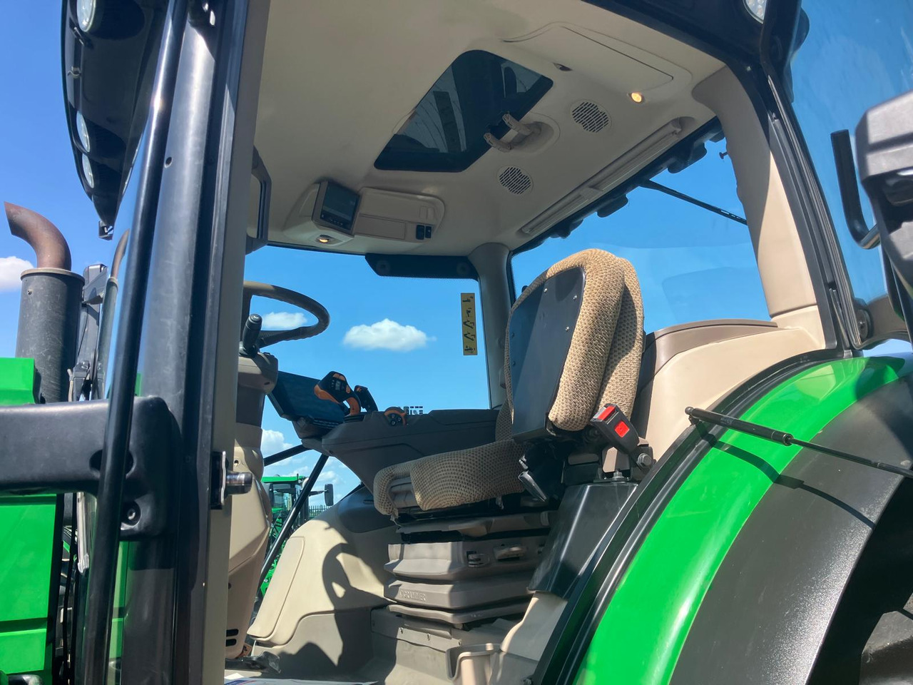 John Deere 6R 155 - Farm tractor: picture 4 John Deere 6R 155 - Farm tractor: picture 4