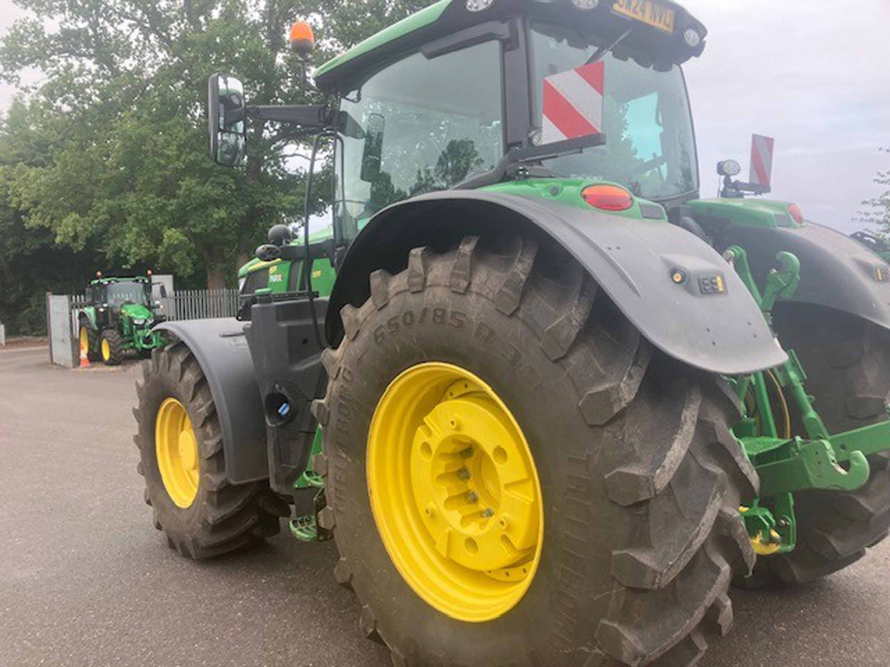 John Deere 6R 195 - Farm tractor: picture 3 John Deere 6R 195 - Farm tractor: picture 3