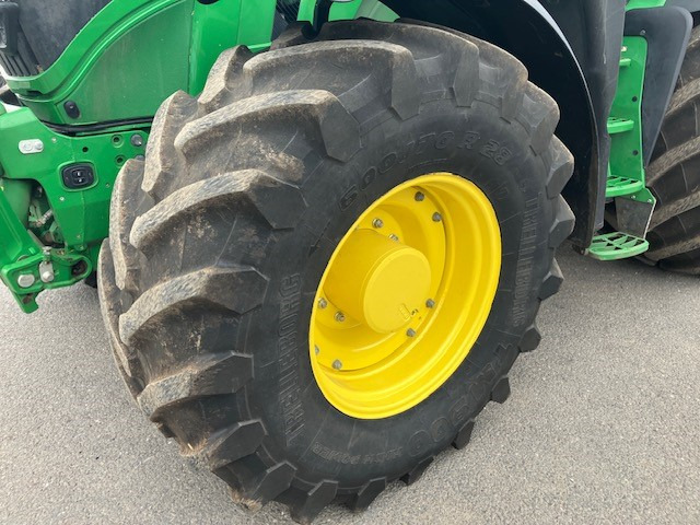 John Deere 6R 195 - Farm tractor: picture 2 John Deere 6R 195 - Farm tractor: picture 2