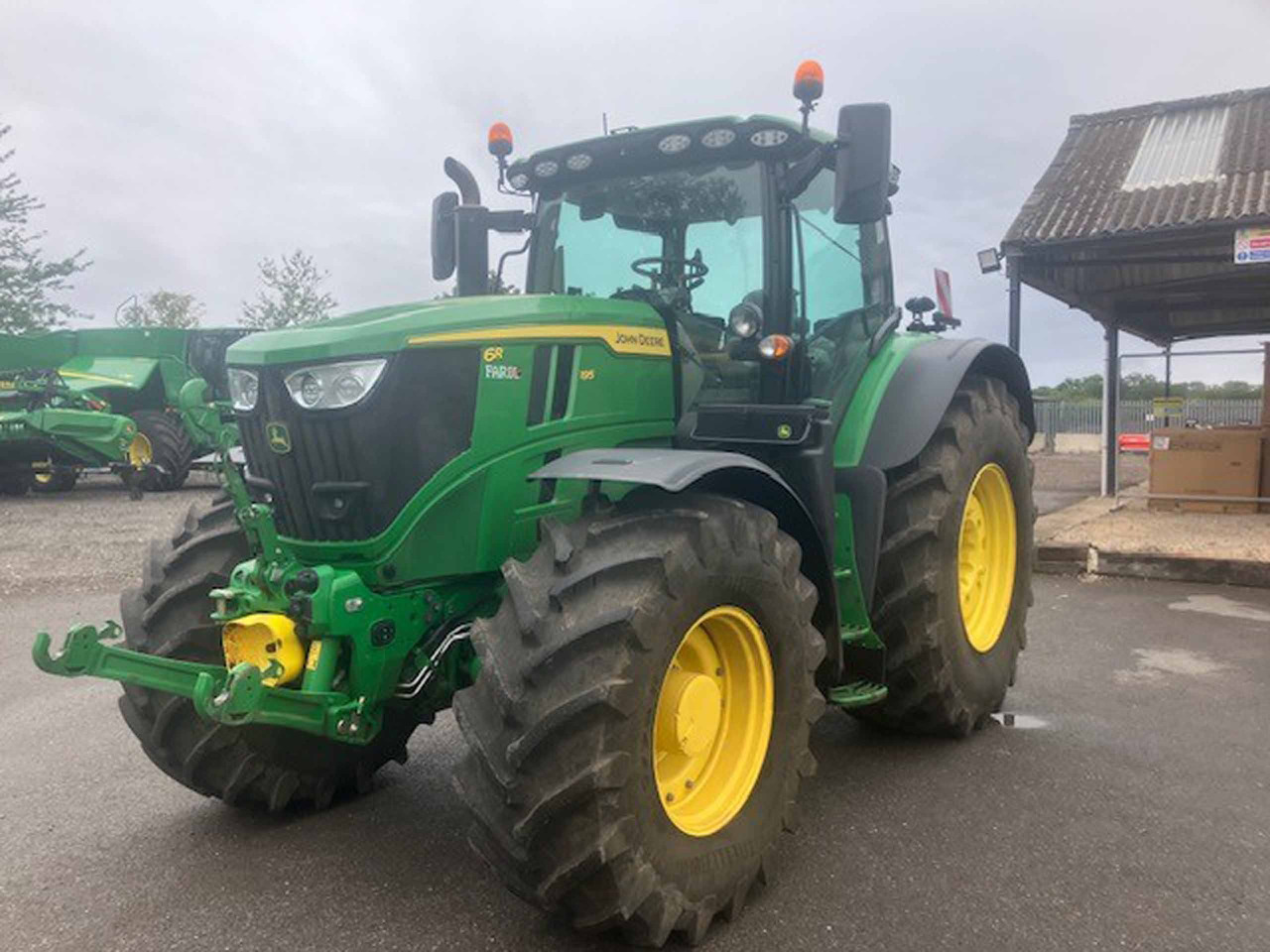 John Deere 6R 195 - Farm tractor: picture 1 John Deere 6R 195 - Farm tractor: picture 1