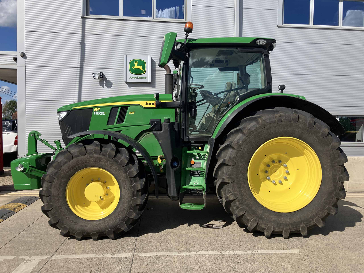 John Deere 6R 215 - Farm tractor: picture 2 John Deere 6R 215 - Farm tractor: picture 2