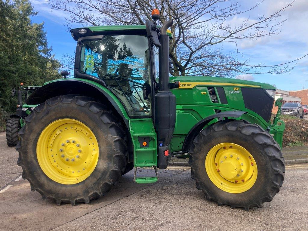 John Deere 6R 215 - Farm tractor: picture 1 John Deere 6R 215 - Farm tractor: picture 1