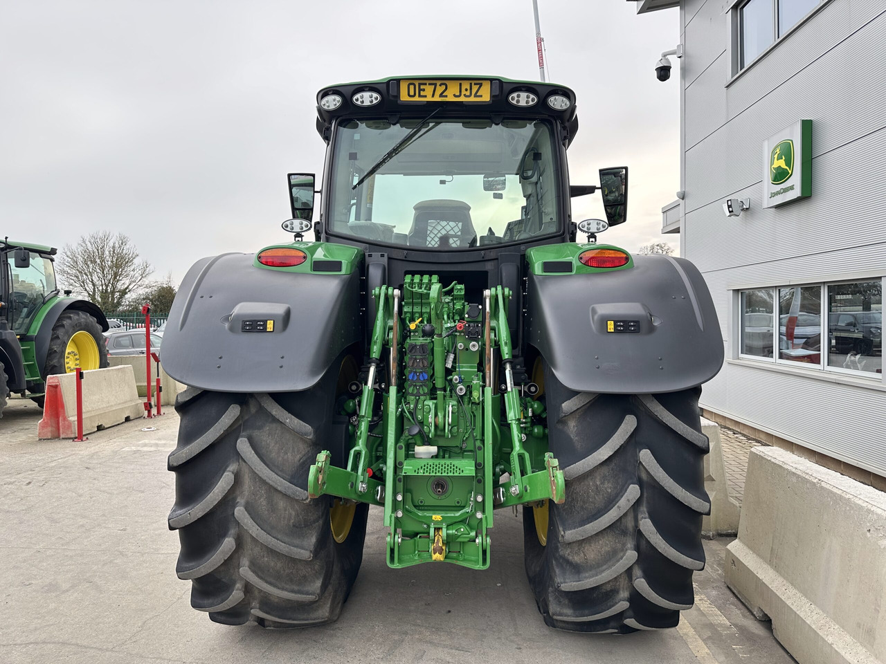 John Deere 6R 215 - Farm tractor: picture 4 John Deere 6R 215 - Farm tractor: picture 4
