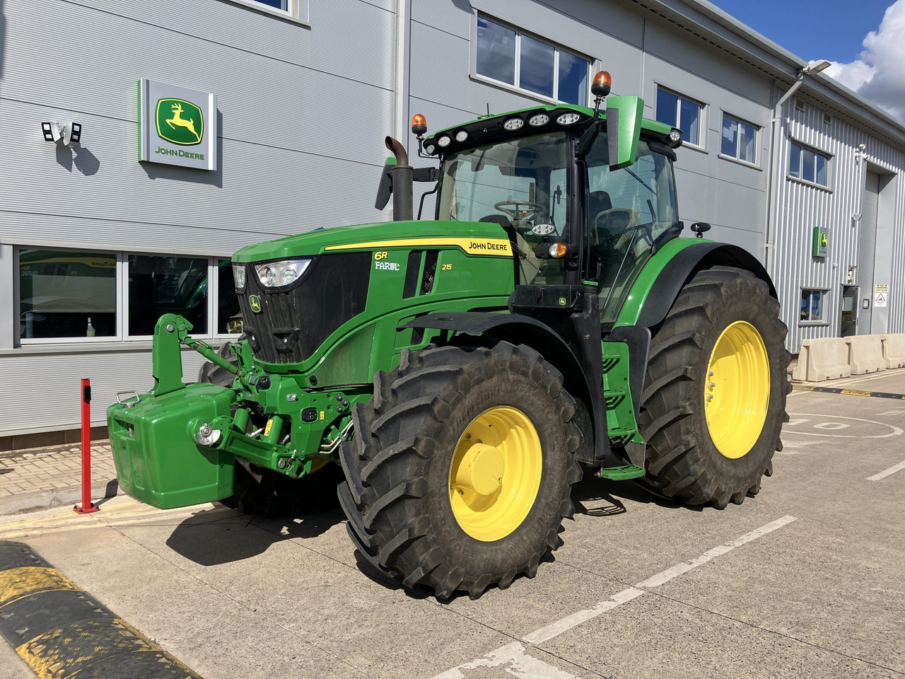 John Deere 6R 215 - Farm tractor: picture 1 John Deere 6R 215 - Farm tractor: picture 1
