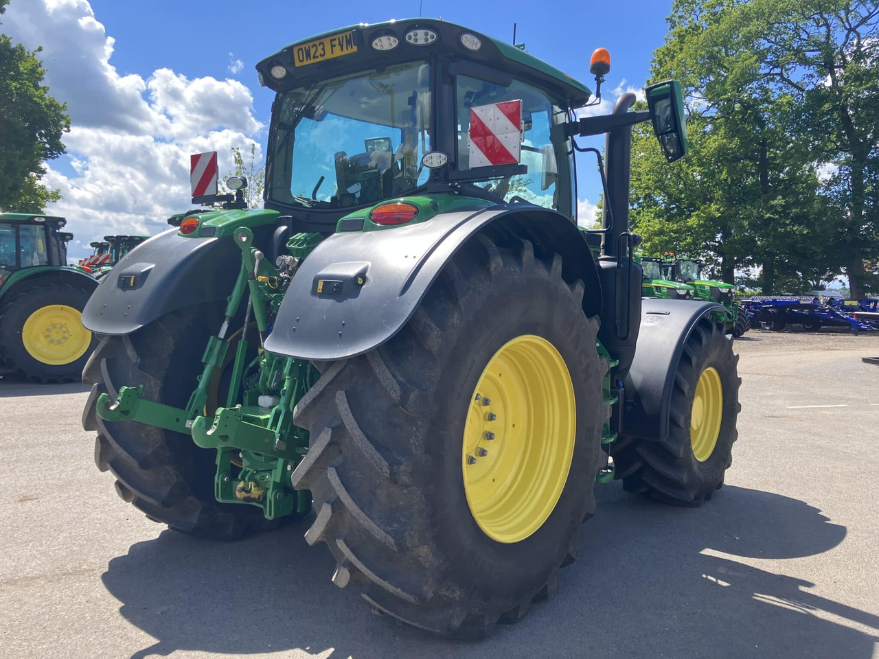John Deere 6R 215 - Farm tractor: picture 5 John Deere 6R 215 - Farm tractor: picture 5