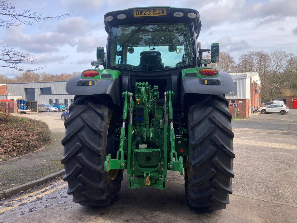 John Deere 6R 215 - Farm tractor: picture 4 John Deere 6R 215 - Farm tractor: picture 4