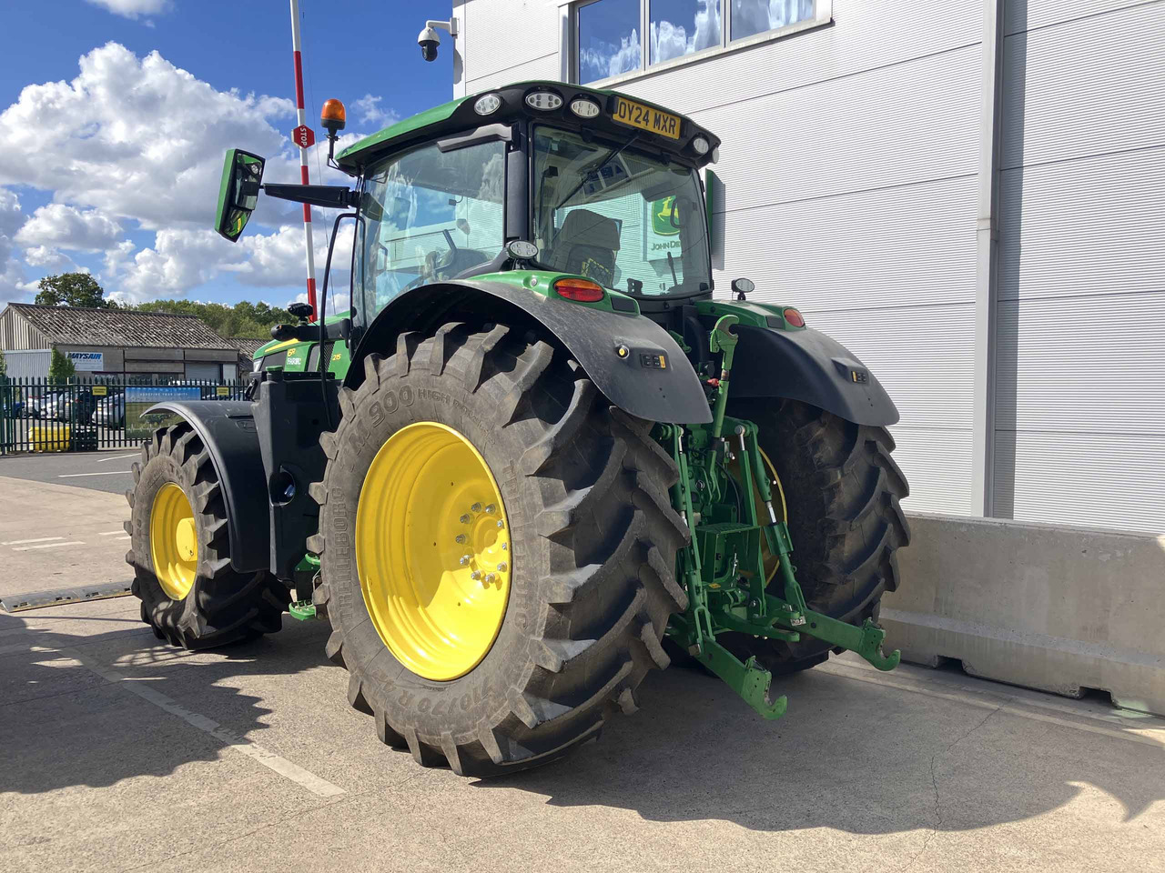 John Deere 6R 215 - Farm tractor: picture 3 John Deere 6R 215 - Farm tractor: picture 3
