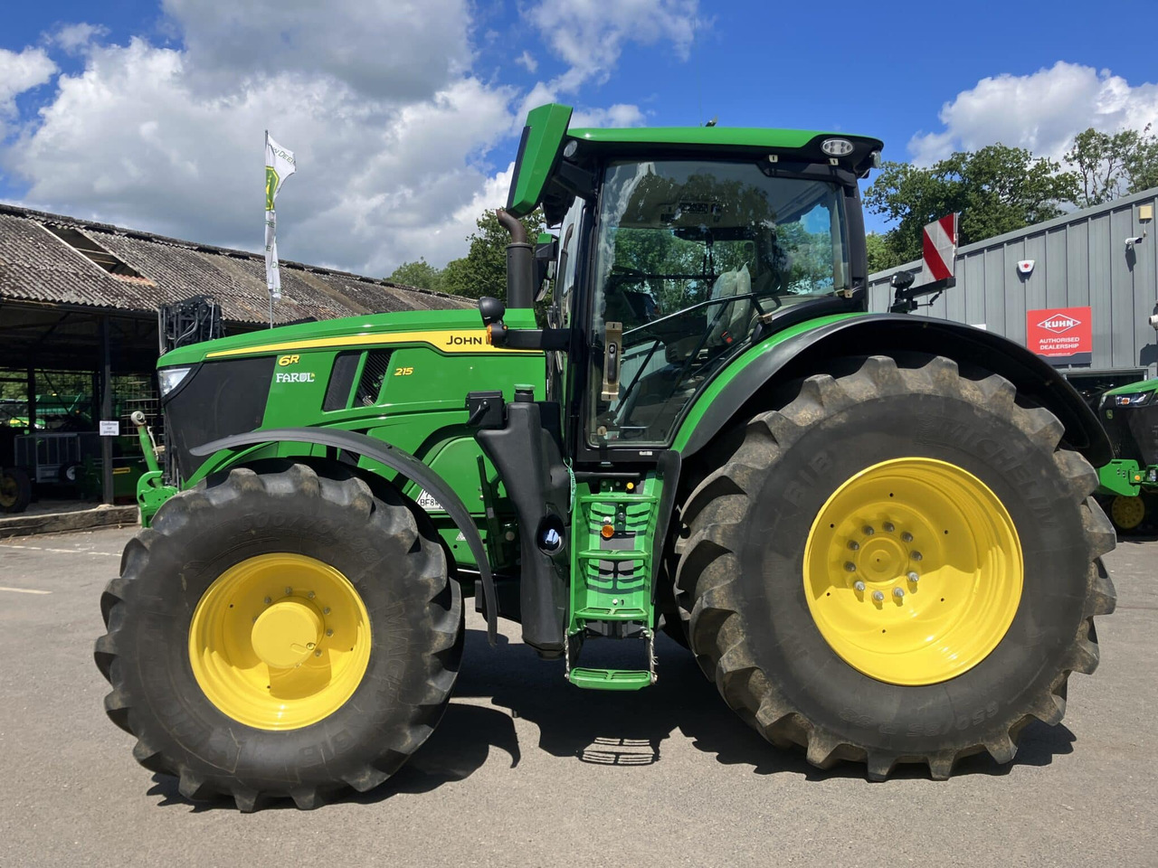 John Deere 6R 215 - Farm tractor: picture 2 John Deere 6R 215 - Farm tractor: picture 2