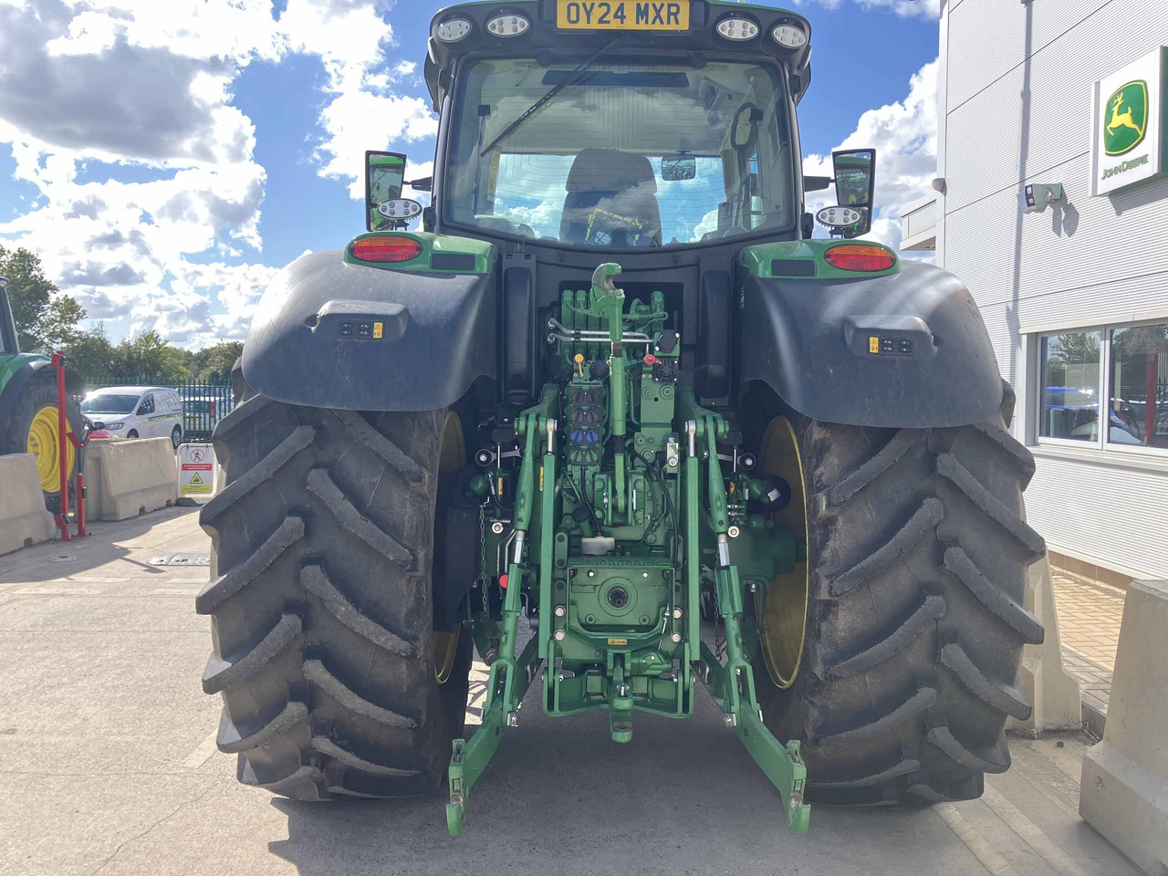 John Deere 6R 215 - Farm tractor: picture 4 John Deere 6R 215 - Farm tractor: picture 4