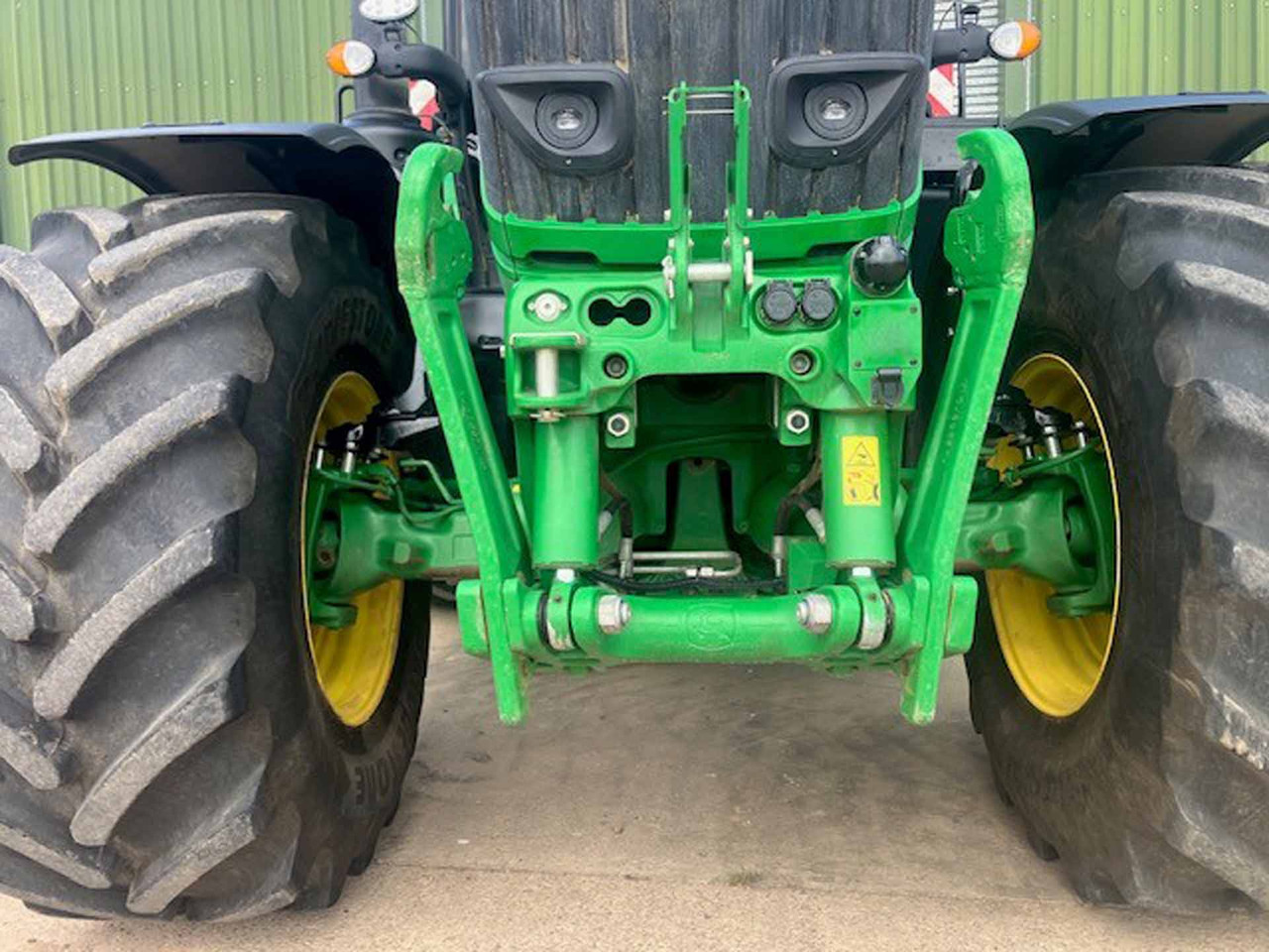 John Deere 6R 215 - Farm tractor: picture 4 John Deere 6R 215 - Farm tractor: picture 4