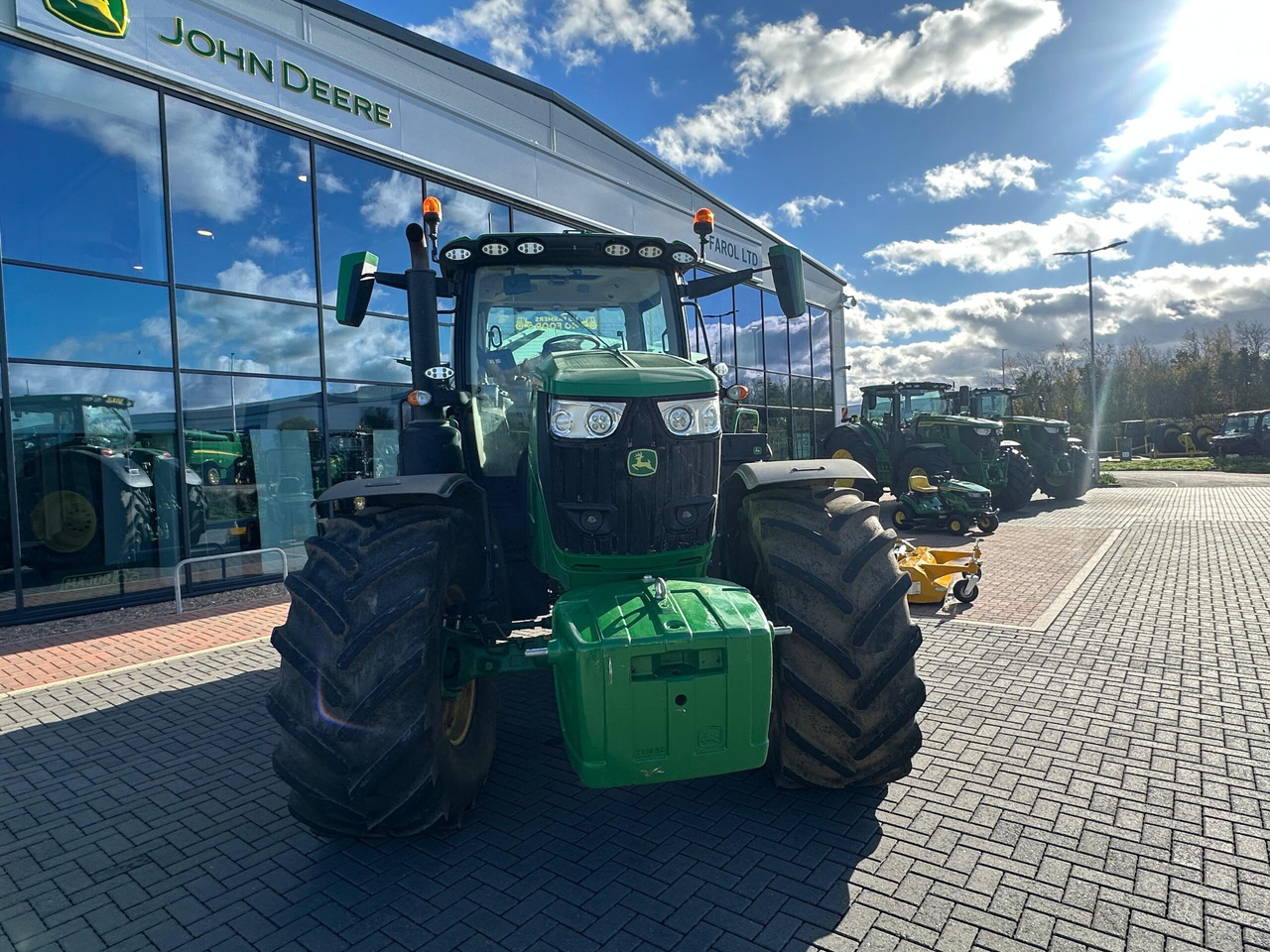 John Deere 6R 215 - Farm tractor: picture 3 John Deere 6R 215 - Farm tractor: picture 3