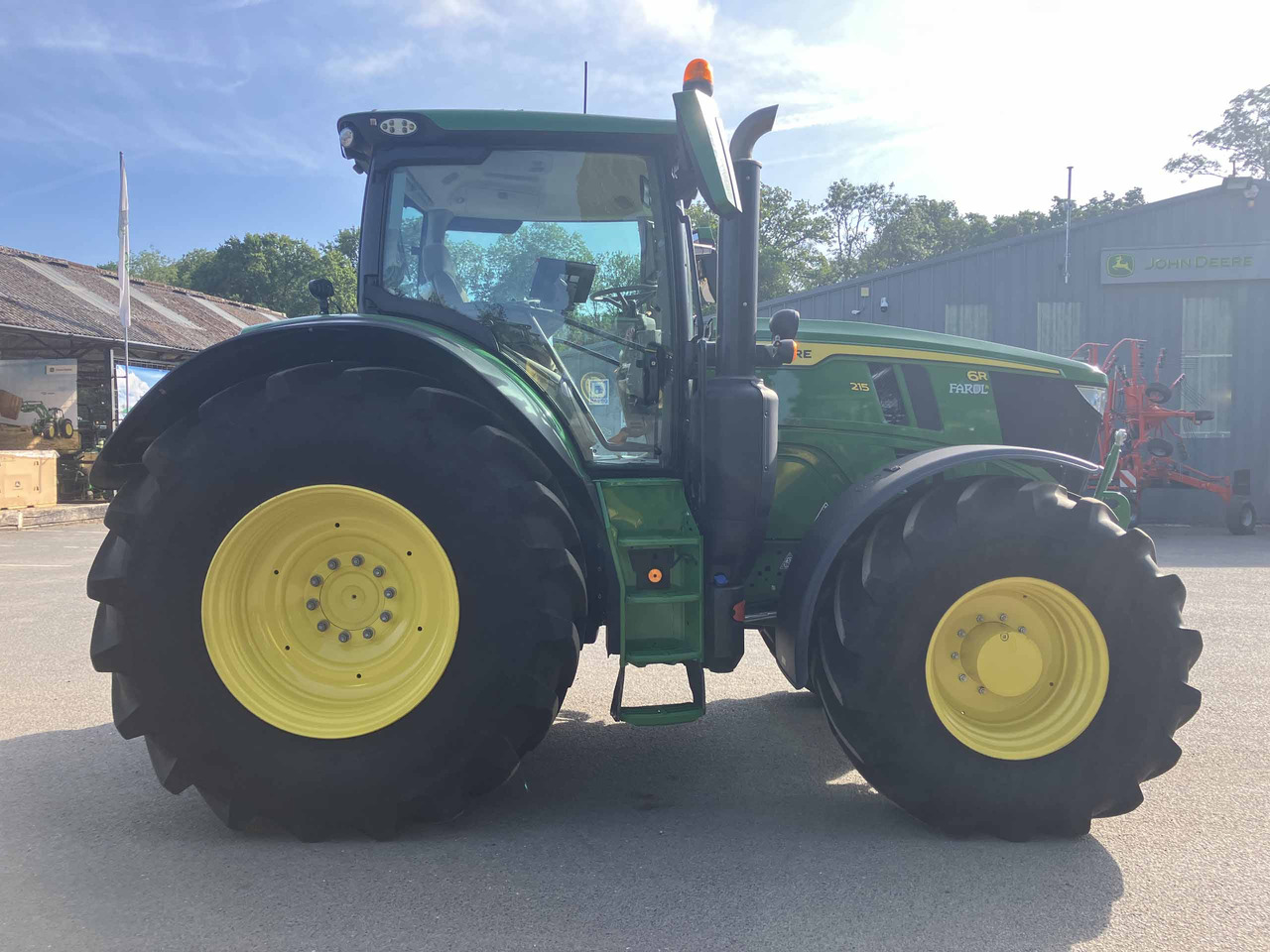 John Deere 6R 215 - Farm tractor: picture 5 John Deere 6R 215 - Farm tractor: picture 5