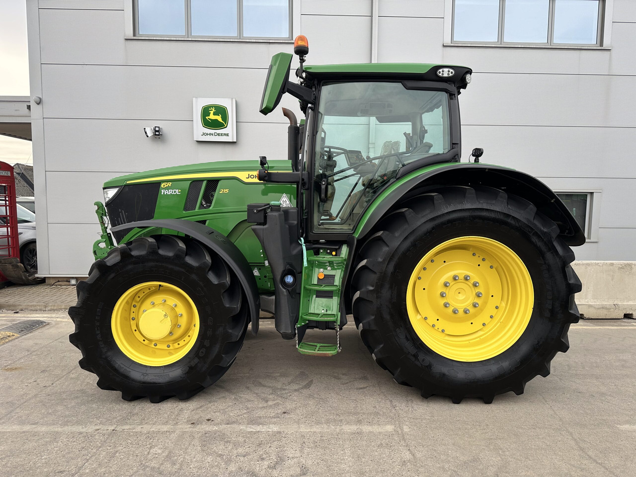 John Deere 6R 215 - Farm tractor: picture 2 John Deere 6R 215 - Farm tractor: picture 2