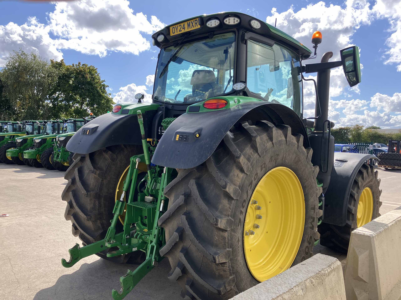 John Deere 6R 215 - Farm tractor: picture 5 John Deere 6R 215 - Farm tractor: picture 5