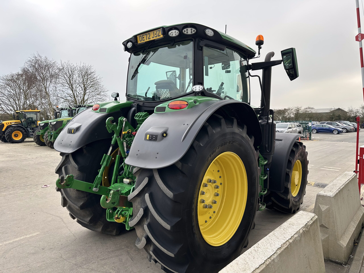 John Deere 6R 215 - Farm tractor: picture 5 John Deere 6R 215 - Farm tractor: picture 5