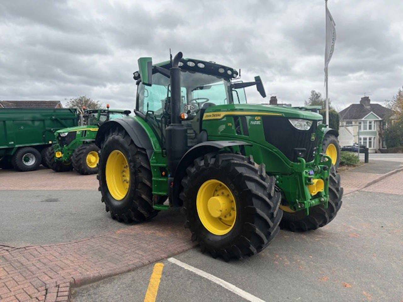 John Deere 6R 215 - Farm tractor: picture 2 John Deere 6R 215 - Farm tractor: picture 2