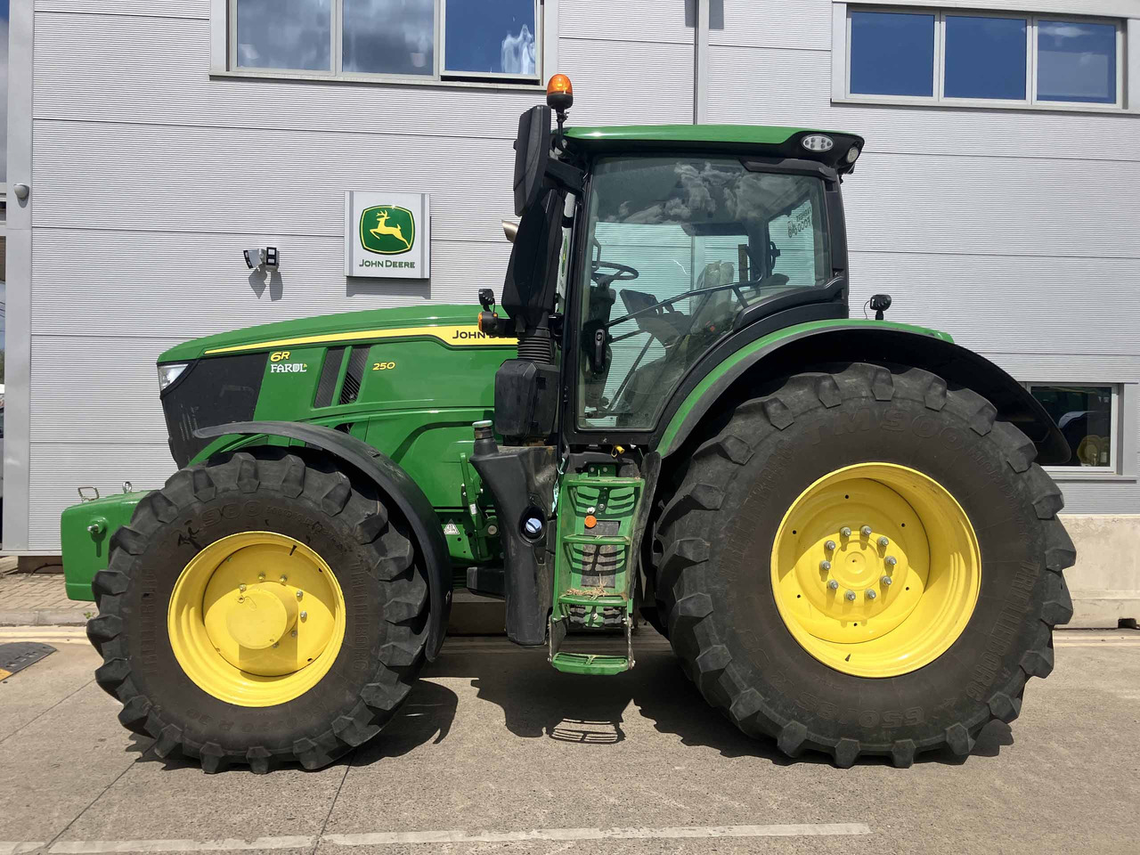 John Deere 6R 250 - Farm tractor: picture 2 John Deere 6R 250 - Farm tractor: picture 2