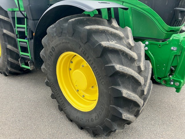 John Deere 6R250 - Farm tractor: picture 2 John Deere 6R250 - Farm tractor: picture 2
