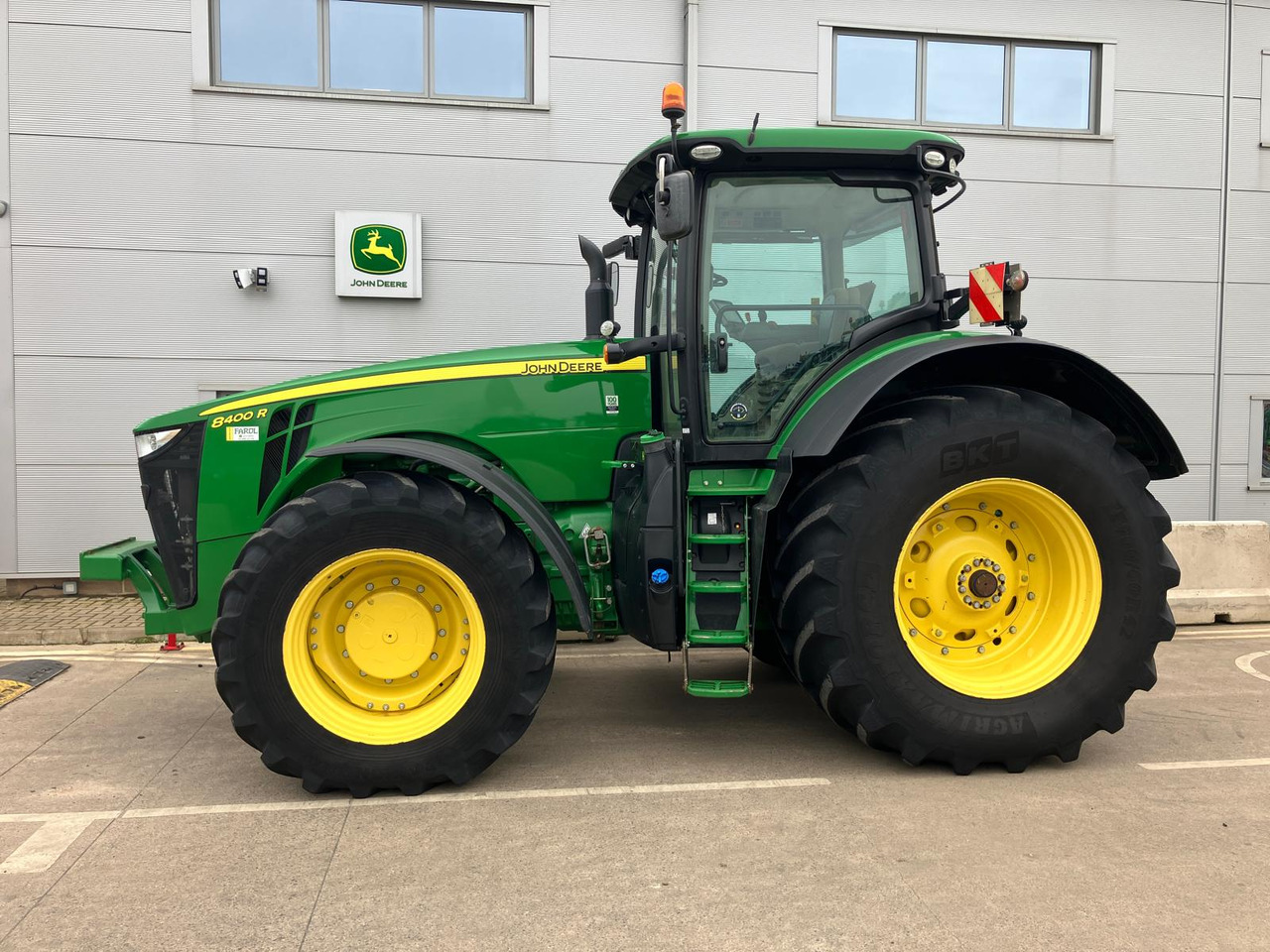 John Deere 8400R - Farm tractor: picture 2 John Deere 8400R - Farm tractor: picture 2