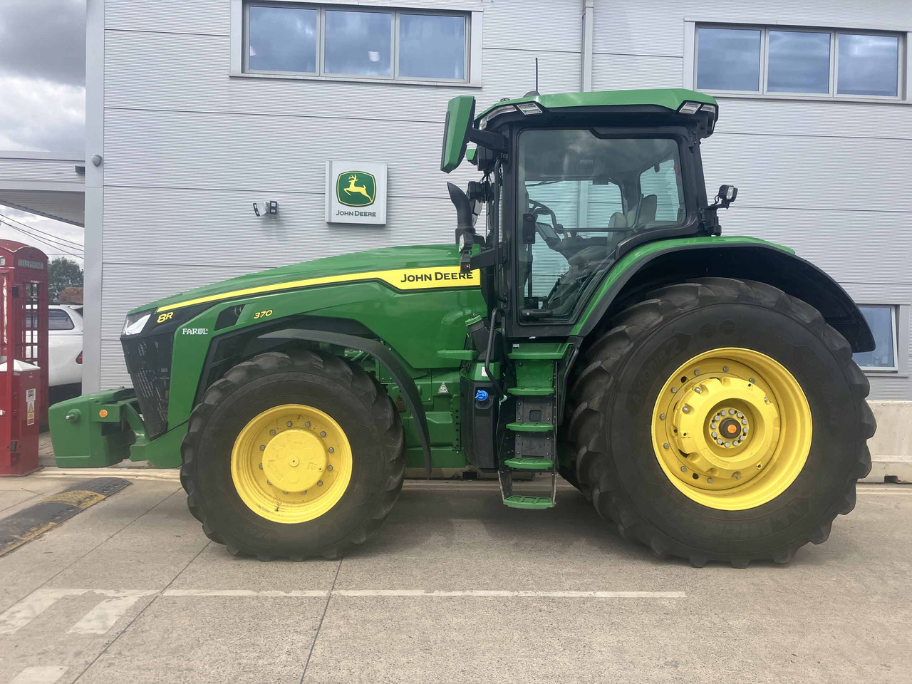 John Deere 8R 370 - Farm tractor: picture 2 John Deere 8R 370 - Farm tractor: picture 2