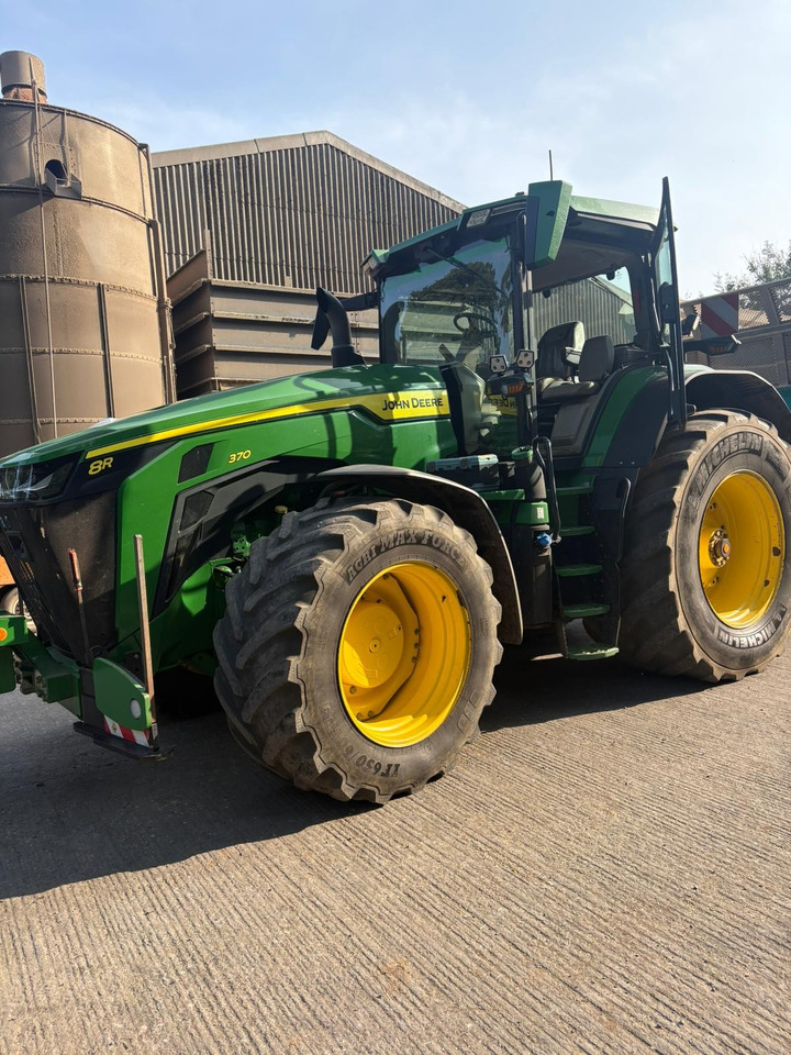 John Deere 8R 370 - Farm tractor: picture 1 John Deere 8R 370 - Farm tractor: picture 1