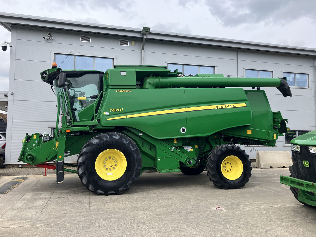 John Deere T670i HillMaster - Combine harvester: picture 2 John Deere T670i HillMaster - Combine harvester: picture 2