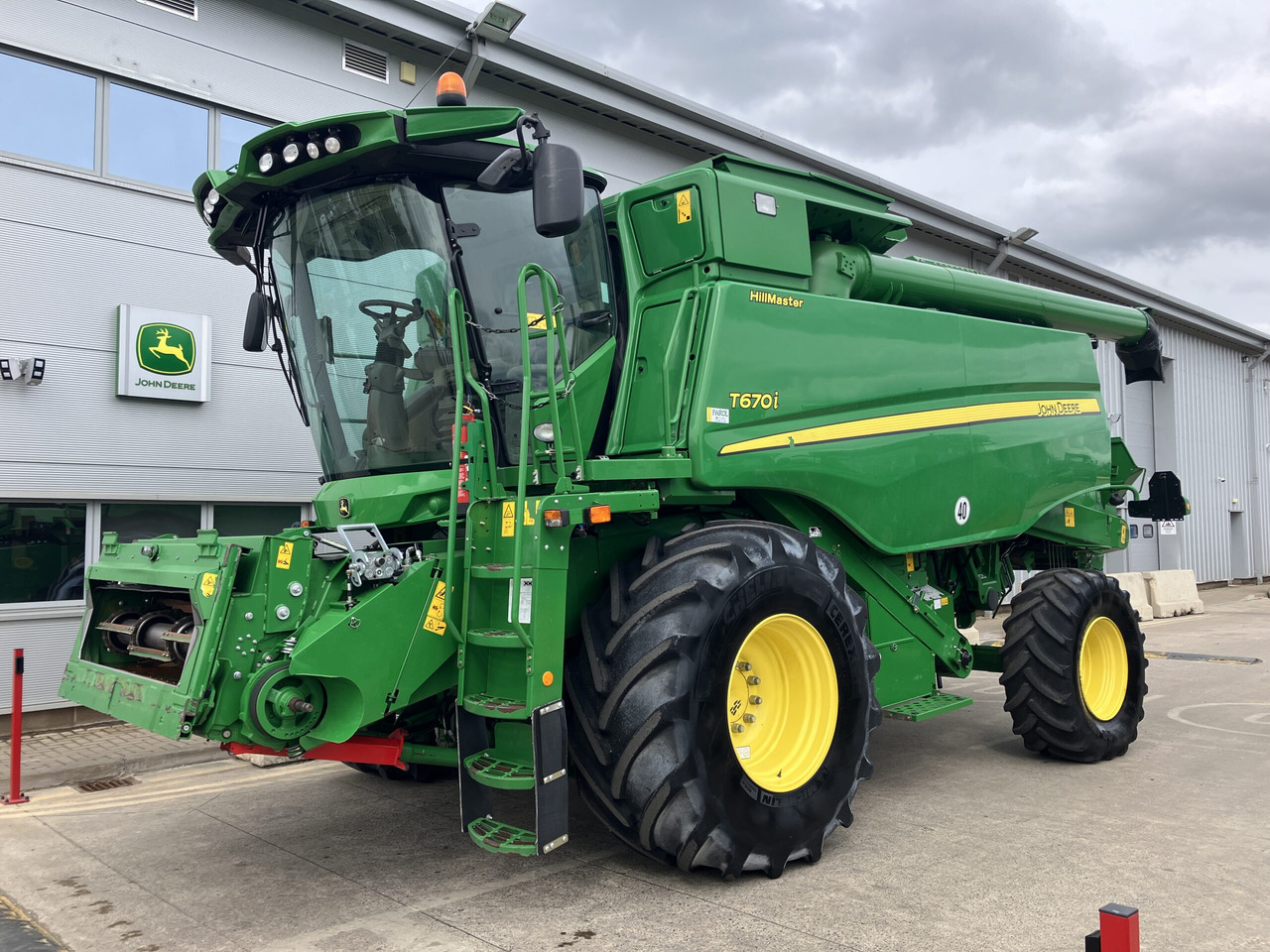 John Deere T670i HillMaster - Combine harvester: picture 1 John Deere T670i HillMaster - Combine harvester: picture 1
