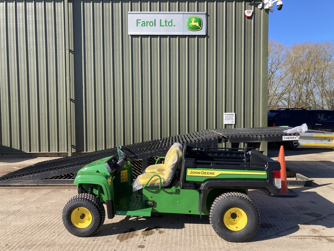 John Deere TE electric Gator - Side-by-side/ ATV: picture 2 John Deere TE electric Gator - Side-by-side/ ATV: picture 2