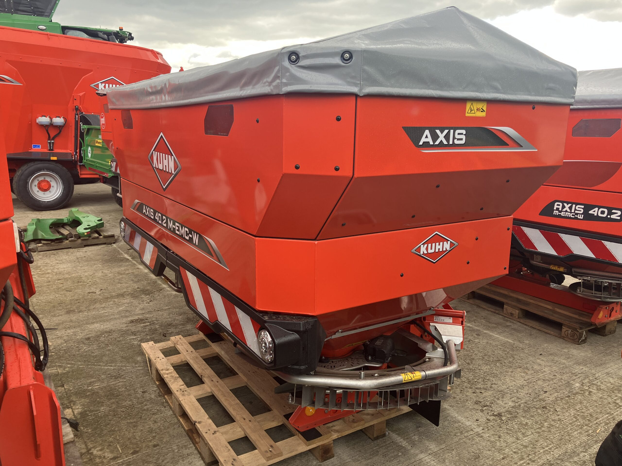 New Fertilizer spreader Kuhn Axis 40.2 M-EMC-W: picture 1