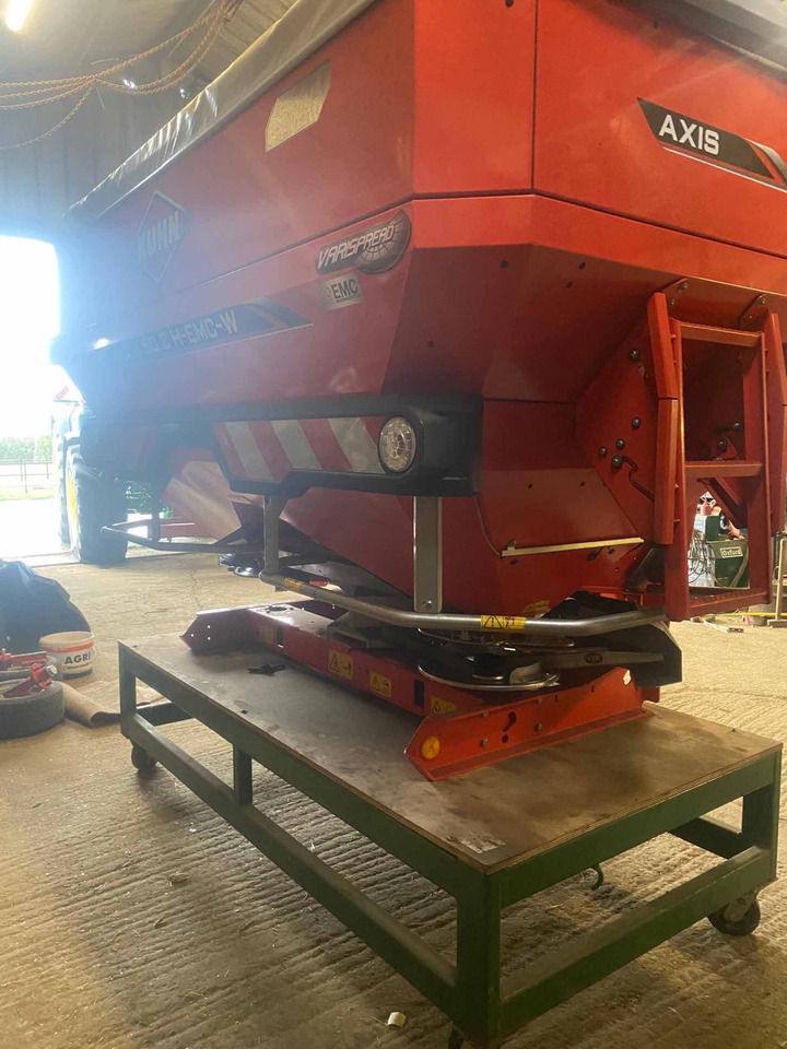Kuhn Axis 50.2 H-EMC-W - Fertilizer spreader: picture 4 Kuhn Axis 50.2 H-EMC-W - Fertilizer spreader: picture 4