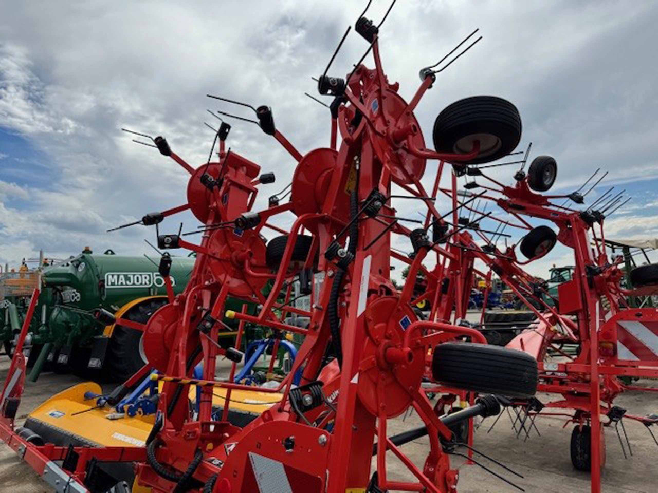 Kuhn GF8700 - Hay and forage equipment: picture 2 Kuhn GF8700 - Hay and forage equipment: picture 2