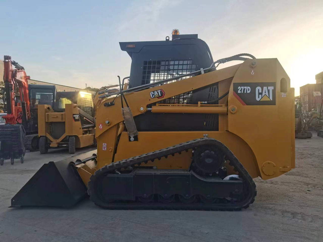 - Compact track loader: picture 1 - Compact track loader: picture 1