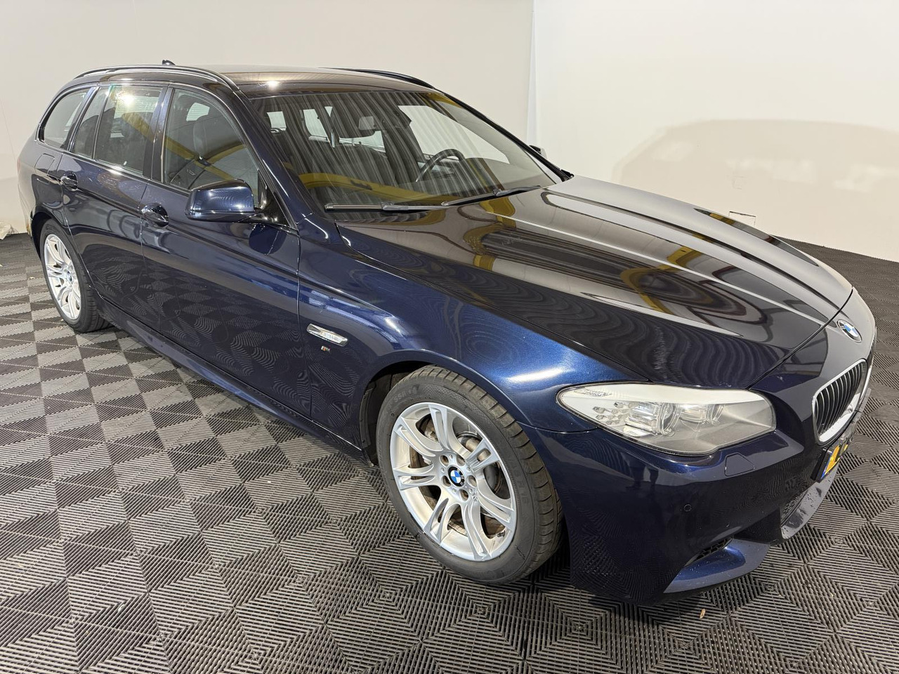 BMW | 5-serie Touring | 520d High Executive | 2011 | 320.778 km | TZ672J | Geen oordeel - Car: picture 4 BMW | 5-serie Touring | 520d High Executive | 2011 | 320.778 km | TZ672J | Geen oordeel - Car: picture 4