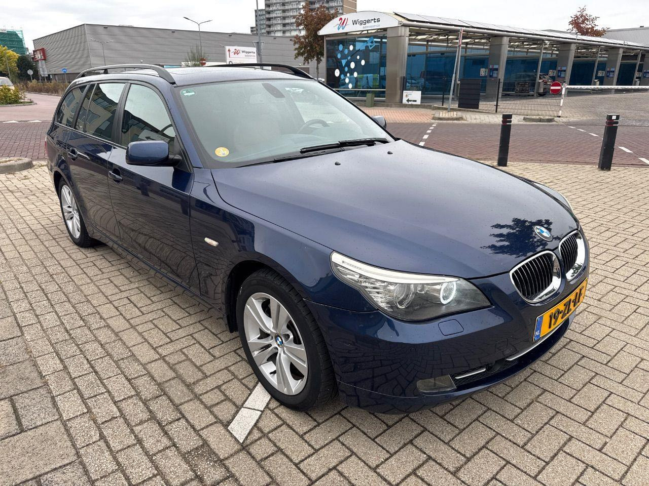 BMW 5 - serie Touring 525xd Business Line | 2008 | 317.703 km | Automaat | 19ZLLF | NAP: Logisch - Car: picture 2 BMW 5 - serie Touring 525xd Business Line | 2008 | 317.703 km | Automaat | 19ZLLF | NAP: Logisch - Car: picture 2