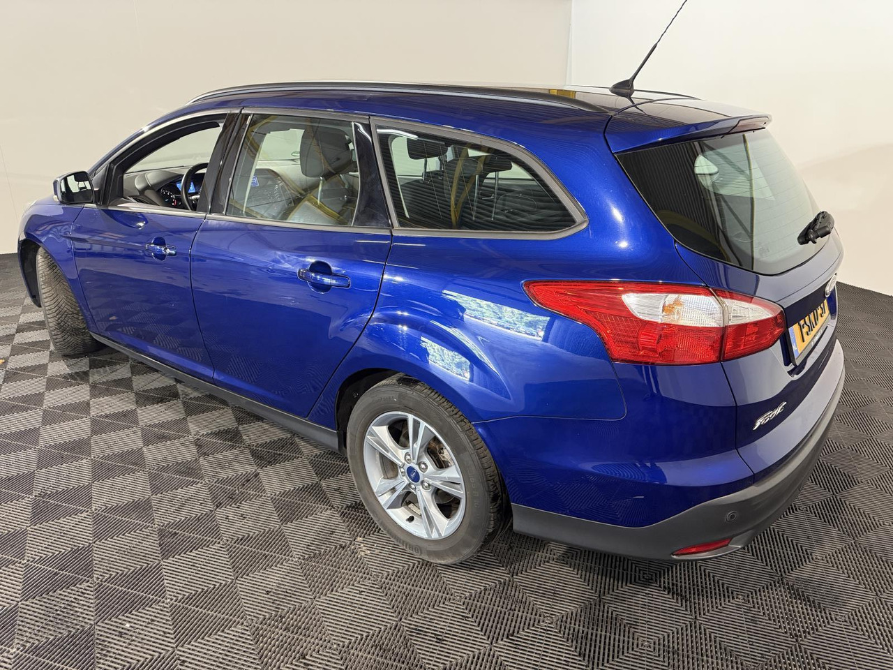 Ford | Focus Wagon | 1.0 EcoBoost Edition | 2013 | 172.358 km | 1SKD37 | Logisch - Car: picture 5 Ford | Focus Wagon | 1.0 EcoBoost Edition | 2013 | 172.358 km | 1SKD37 | Logisch - Car: picture 5