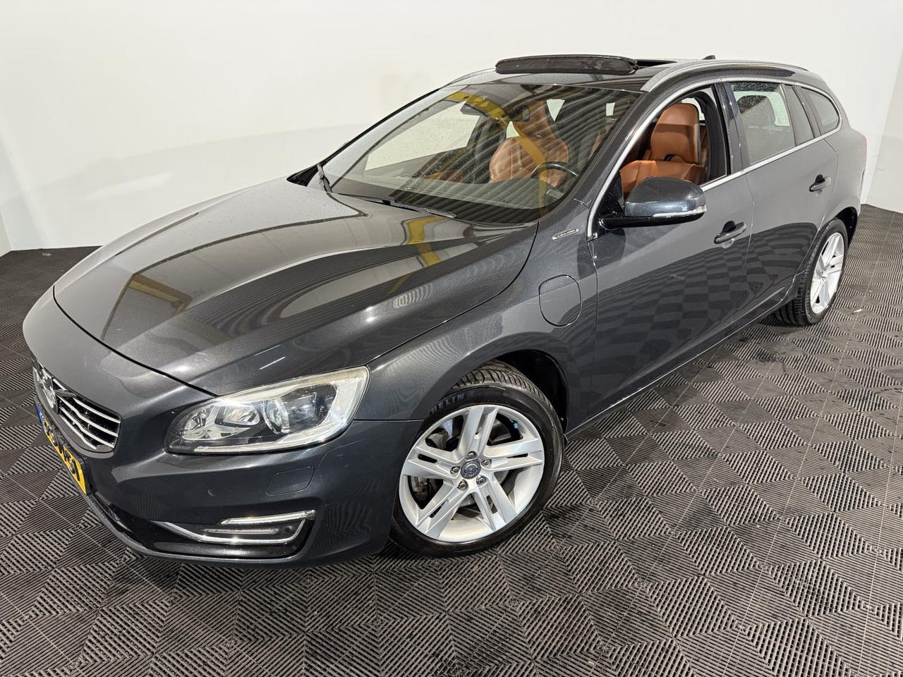 Volvo V60 2.4 D6 AWD Plug-In Hybrid Summum | 2013 | 3-SVT-51 | 247.435 km | 3-SVT-51 - Other machinery: picture 1 Volvo V60 2.4 D6 AWD Plug-In Hybrid Summum | 2013 | 3-SVT-51 | 247.435 km | 3-SVT-51 - Other machinery: picture 1