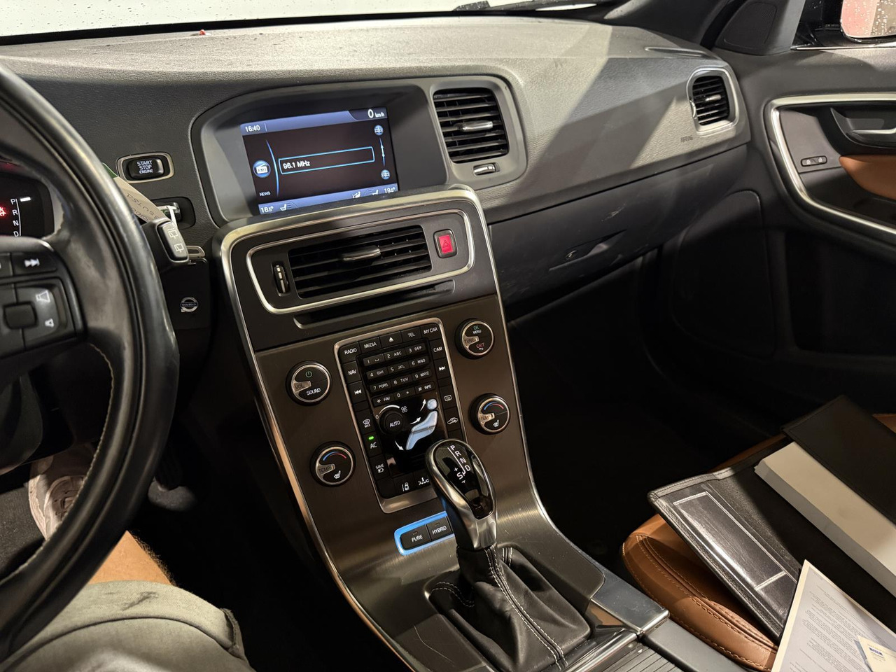 Volvo V60 2.4 D6 AWD Plug-In Hybrid Summum | 2013 | 3-SVT-51 | 247.435 km | 3-SVT-51 - Other machinery: picture 3 Volvo V60 2.4 D6 AWD Plug-In Hybrid Summum | 2013 | 3-SVT-51 | 247.435 km | 3-SVT-51 - Other machinery: picture 3