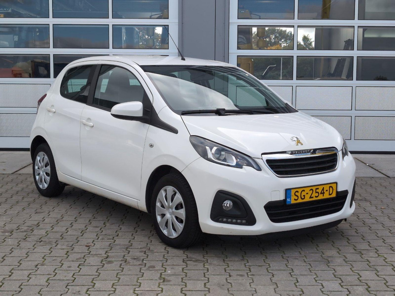 Peugeot 108 1.0 e - VTi Active | 2018 | 73.241 km | Automaat | SG254D | NAP: Logisch - Hatchback: picture 2 Peugeot 108 1.0 e - VTi Active | 2018 | 73.241 km | Automaat | SG254D | NAP: Logisch - Hatchback: picture 2