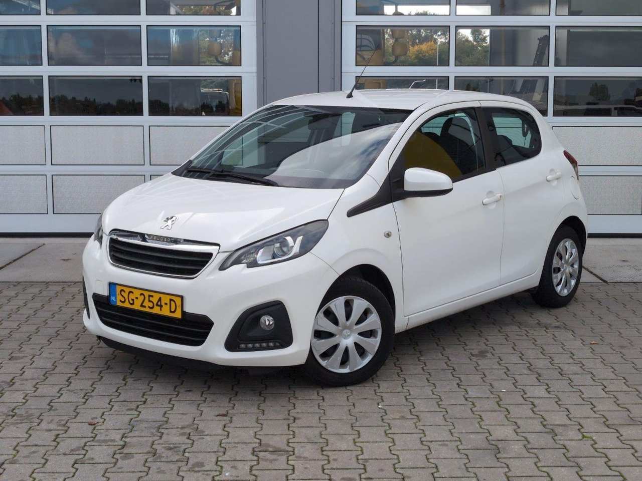 Peugeot 108 1.0 e - VTi Active | 2018 | 73.241 km | Automaat | SG254D | NAP: Logisch - Hatchback: picture 1 Peugeot 108 1.0 e - VTi Active | 2018 | 73.241 km | Automaat | SG254D | NAP: Logisch - Hatchback: picture 1