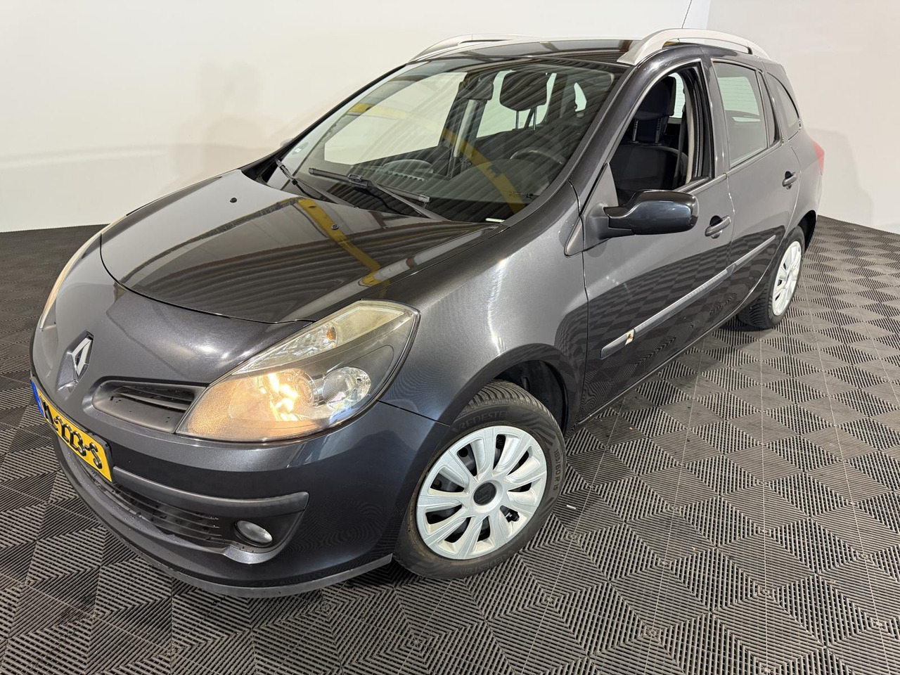 Renault | Clio Estate | 1.2-16V Special Line | 2009 | 172.146 km | XL223S | Geen oordeel - Car: picture 1 Renault | Clio Estate | 1.2-16V Special Line | 2009 | 172.146 km | XL223S | Geen oordeel - Car: picture 1