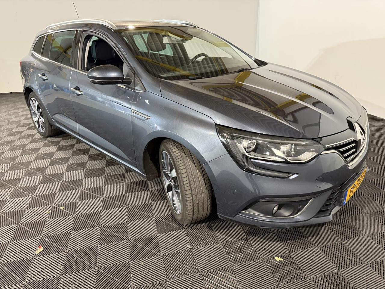 Renault | Mégane Estate | 1.2 TCe Bose | 2017 | 197.462 km | PP713F | Logisch - Car: picture 3 Renault | Mégane Estate | 1.2 TCe Bose | 2017 | 197.462 km | PP713F | Logisch - Car: picture 3