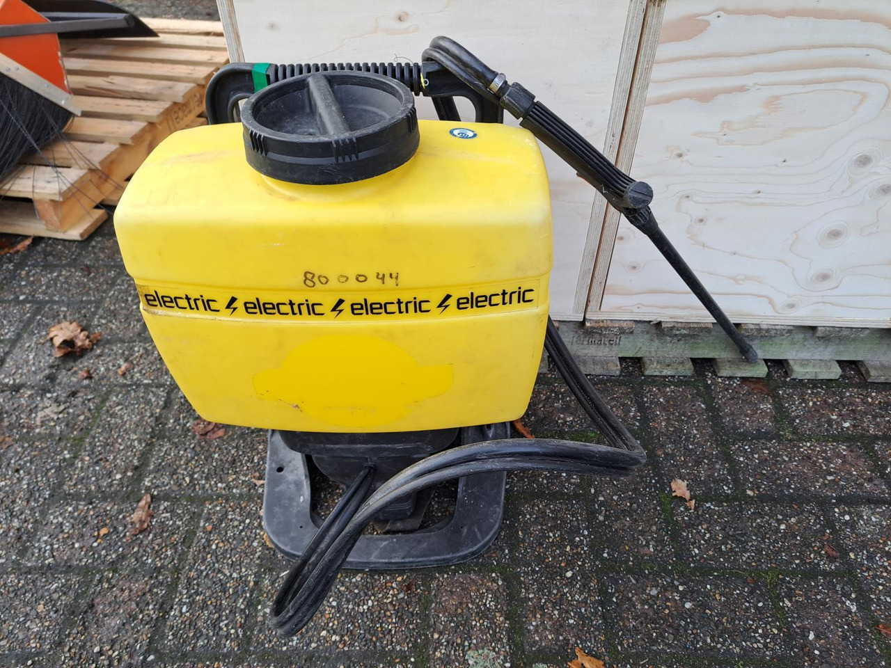 Set Spuitapparatuur: 5x Rugspuit, 2x Duwspuit, 2 Vul-/Spoelmachines, 1x Mantis UVL Spuit Installatie - Cleaning machinery: picture 5 Set Spuitapparatuur: 5x Rugspuit, 2x Duwspuit, 2 Vul-/Spoelmachines, 1x Mantis UVL Spuit Installatie - Cleaning machinery: picture 5