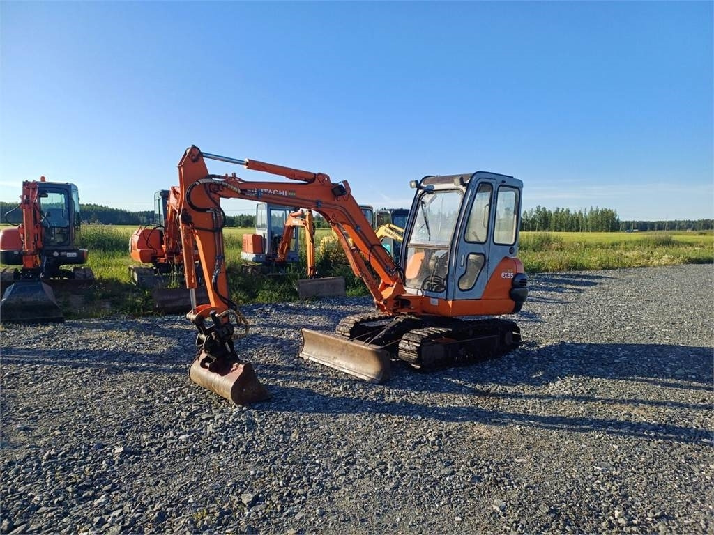 Hitachi EX35 kauhan kallistajalla - Mini excavator: picture 1 Hitachi EX35 kauhan kallistajalla - Mini excavator: picture 1