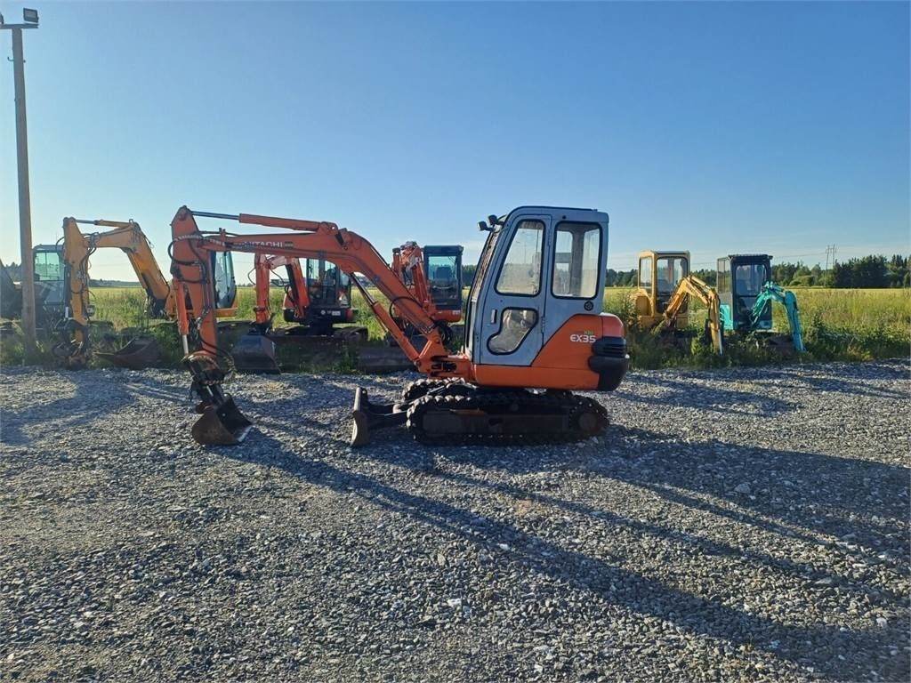 Hitachi EX35 kauhan kallistajalla - Mini excavator: picture 2 Hitachi EX35 kauhan kallistajalla - Mini excavator: picture 2