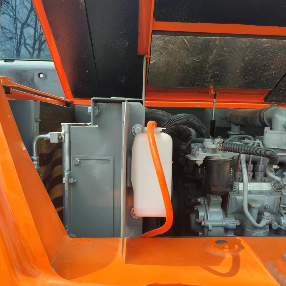 Crawler excavator HITACHI ZX200: picture 6