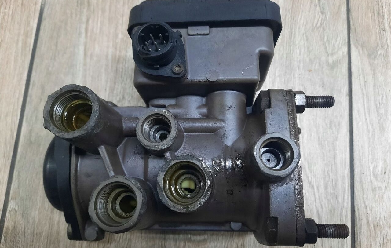 Knorr-Bremse K020623N00 Volvo FH truck - Brake valve for Truck: picture 1 Knorr-Bremse K020623N00 Volvo FH truck - Brake valve for Truck: picture 1