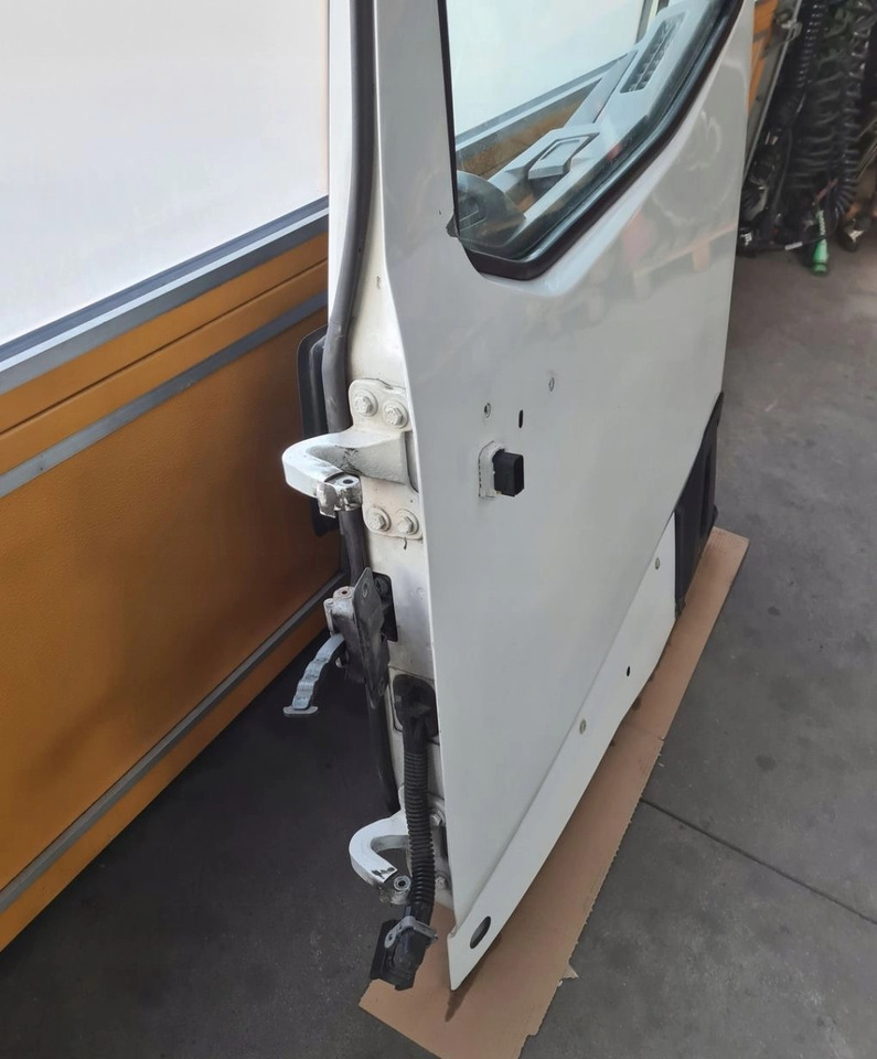 RENAULT DRZWI KOMPLETNE LEWE RENAULT GAMA T RANGE - Door and parts for Truck: picture 4 RENAULT DRZWI KOMPLETNE LEWE RENAULT GAMA T RANGE - Door and parts for Truck: picture 4